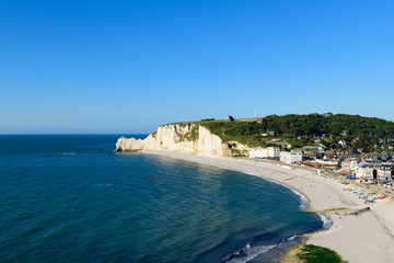 Vue de la plage de galets, des falaises et de la ville d'Etretat