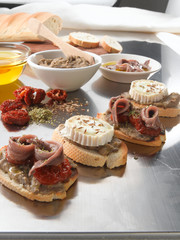  Aperitivos, Tapas de anchoas y queso. Appetizers, Tapas of anchovies and cheese.