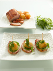 Bandeja de pincho de solomillo para aperitivo. Sirloin skewer tray for appetizer.