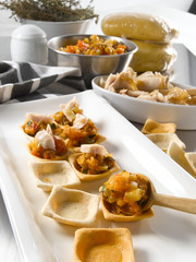  Fuente de  tarteletas de pisto con ingredientes frescos