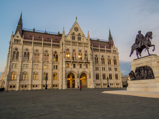 Fototapeta premium BUDAPEST, HUNGARY - NOVEMBER 18, 2016: View of the Hungarian Parliament building from the square.