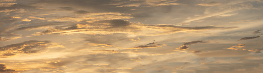 Obraz premium golden skies of fire have arrived at sunset panorama