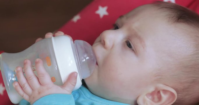 Бутылочки плачь. Малыш пьет из бутылочки с ручками. Сосание бутылочки схематично. Дыхание новорожденного и сосание из бутылочки. Губы у ребенка при сосании бутылочки.
