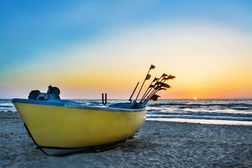 piękny zachód słońca nad morzem, łódź na plaży