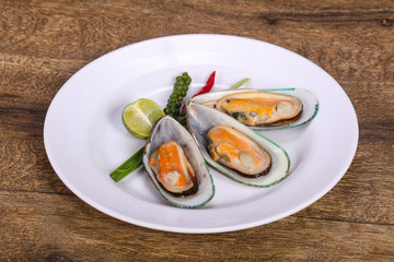 Half mussels with lime and pepper