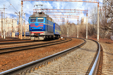 Fototapeta premium Perspective and turn of a multichannel railway for electric trains