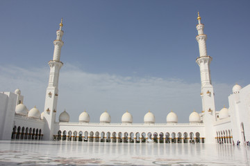 Fototapeta na wymiar mosque in abu dhabi