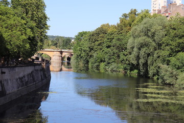 Fototapeta premium La rivière Moselle dans la ville de Metz - Département de la Moselle - Région Lorraine - France
