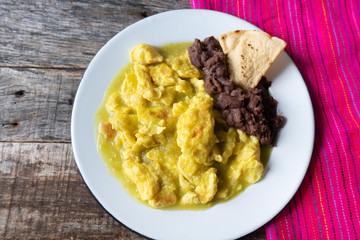Mexican scrambled eggs in green sauce also called 