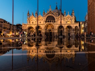 Fototapeta na wymiar Markusdom Venedig bei Nacht