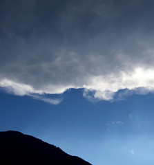 Obraz premium Dunkle Wolkendecke über blauen Himmel