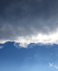 Obraz premium Dunkle Wolkendecke über blauen Himmel