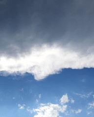 Dunkle Wolkendecke über blauen Himmel - Mammatus