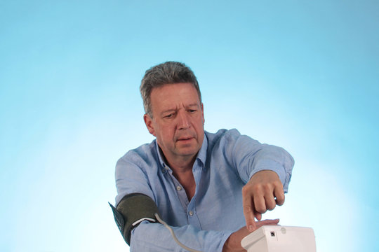Ein Mann mit Blutdruckmessgerät