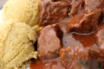 gulash di carne con polenta