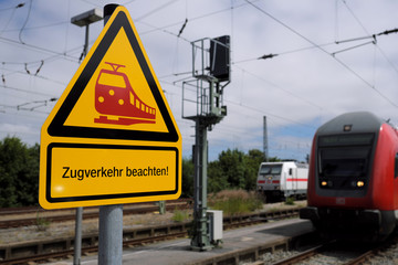 Hinweisschild Zugverkehr beachten für Reisende am Bahnhof von Norden-Norddeich - Stockfoto