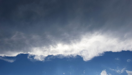 Fototapeta premium Dunkle Wolkendecke über blauen Himmel - Mammatus