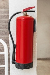 Obraz premium Extinguisher on the wall of building.