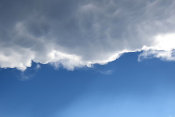 Regenwolken vor blauen Himmel