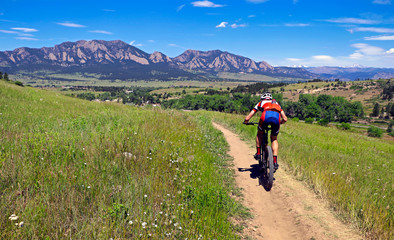 Obraz premium Mountain biker on a trail near Boulder, Colorado