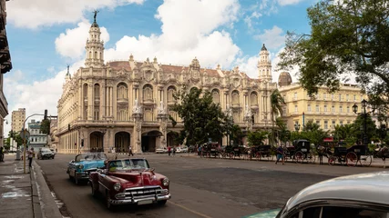 Cercles muraux Havana grand théâtre de la havane avec voiture classique