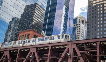 Fotobehang Chicago trein op een brug, wolkenkrabbers achtergrond, lage hoekmening © Rawf8