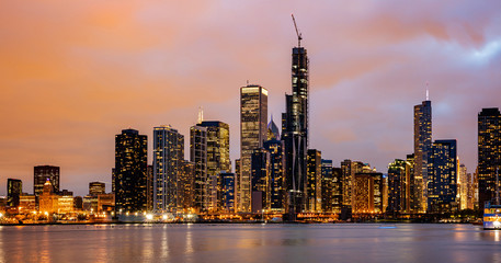 Obraz premium Panoramic view of Chicago city high rise buildings cloudy sky in the evening