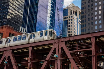 Küchenrückwand glas motiv Chicago-Zug auf einer Brücke, Wolkenkratzerhintergrund, niedrige Winkelsicht © Rawf8