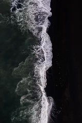 Fototapete Schwarz Blick von oben auf die malerischen Meereswellen am schwarzen Sandstrand in Island