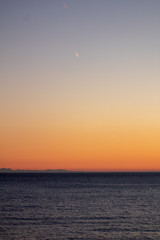 Fototapeta premium airplane wake at sunset with the background of the mountains of South Africa