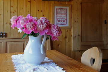 brocca bianca con peonie in un locale rustico © gabriffaldi