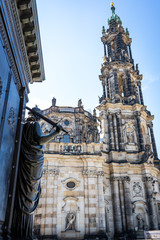 Fototapeta na wymiar Hofkirche in Dresden mit Statue im Vordergrund