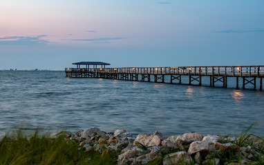 Obraz premium View of a pier from the rocky shore