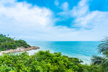 Obraz premium Beautiful outdoor tropical beach sea around samui island with coconut palm tree and other