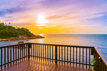 Obraz premium Beautiful outdoor tropical beach sea around samui island with coconut palm tree and other at sunset time