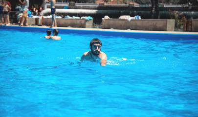 Naklejka premium Caucasian man in the swimming pool.
