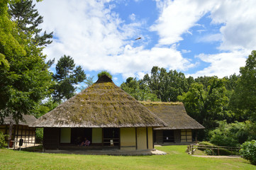 夏の空を背景にした曲屋（まがりや）と呼ばれる古い農家