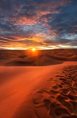 Erstaunlicher Sonnenuntergang über den Dünen Erg Chebbi in der Sahara-Wüste in der Nähe von Merzouga, Marokko, Afrika. Wunderschöne Sandlandschaft mit atemberaubendem Himmel © mitzo_bs
