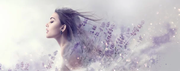 Abwaschbare Fototapete Frauen Schönheitsmodellmädchen mit Lavendelblumen. Schöne junge Brunettefrau mit fliegendem langem Haarprofilporträt. Fantasie-Aquarell
