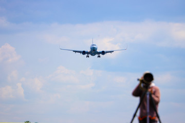 航空機を狙うカメラマン