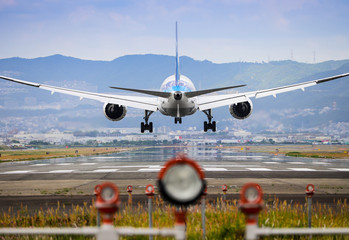 着陸する航空機 © sasasarururu