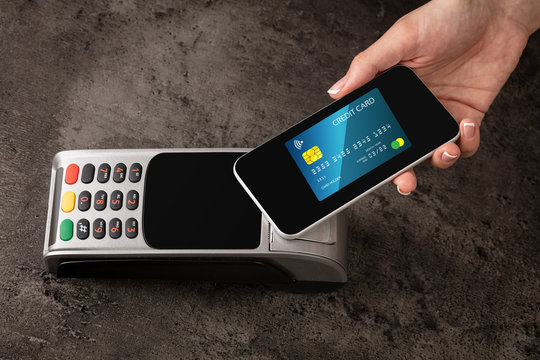 Transaction completed on terminal with mobile credit card - Powered by Adobe
