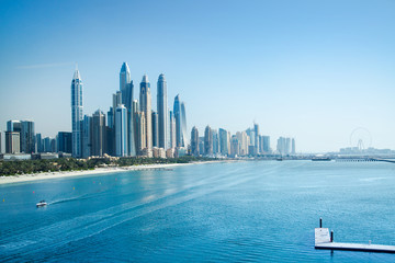 Dubaï, Émirats Arabes Unis Émirats Arabes Unis. Ville des gratte-ciel, marina de Dubaï par beau temps avec la première ligne d& 39 hôtels de plage et l& 39 eau bleue du golfe Persique