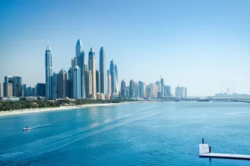Fotobehang Dubai, Verenigde Arabische Emiraten, Verenigde Arabische Emiraten. Stad van wolkenkrabbers, de jachthaven van Dubai in de zonnige dag met frontlinie van strandhotels en blauw water van de Perzische golf © IRStone