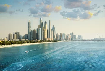 Fotobehang Dubai, Verenigde Arabische Emiraten, Verenigde Arabische Emiraten. Stad van wolkenkrabbers, de jachthaven van Dubai in de zonnige dag met frontlinie van strandhotels en blauw water van de Perzische golf © IRStone