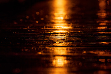 夜の雨の歩道