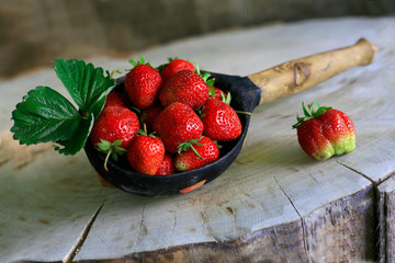 Большая ложка с клубникой