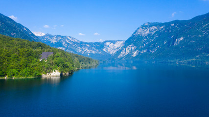 Fototapeta na wymiar lac de bohinj et vue sur les montagnes, vue aérienne, Slovénie