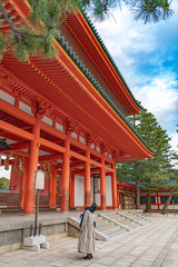 平安神宮 応天門を見上げる観光客