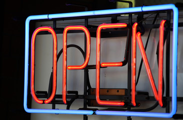 Obraz premium Colorful open character neon sign